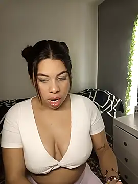 Snapshot of GabyMontenegro chatting on 09/28/25, 10:42 GabyMontenegro online show from 09/28/25, 10:42