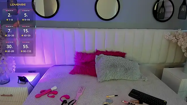 Mila Hank  online show from 11/08/25, 12:16