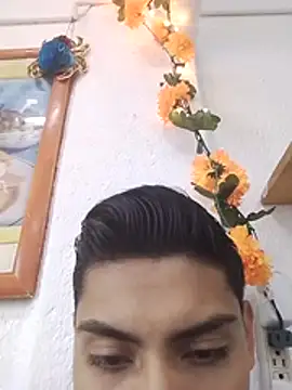 aispuro8505 online show from 10/15/25, 11:05