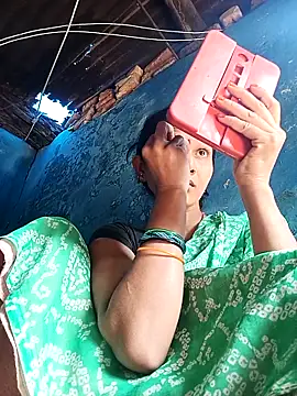 Snapshot of Jooli_xx chatting on 10/17/25, 03:53 Jooli xx online show from 10/17/25, 03:53