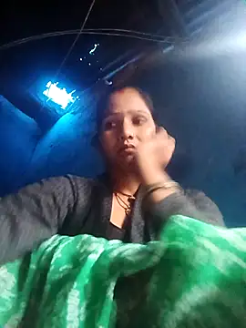 Snapshot of Jooli_xx chatting on 10/28/25, 03:32 Jooli xx online show from 10/28/25, 03:32