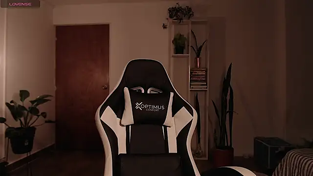 Snapshot of Ellyuwuw chatting on 11/06/25, 11:48 Ellyuwuw online show from 11/06/25, 11:48