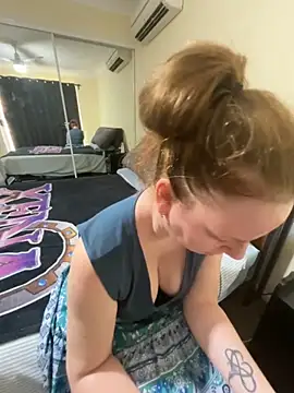 Snapshot of aussiepeaches chatting on 11/11/25, 01:49 aussiepeaches online show from 11/11/25, 01:49