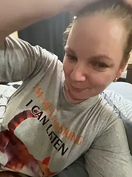 Snapshot of aussiepeaches chatting on 11/11/25, 01:55 aussiepeaches online show from 11/11/25, 01:55