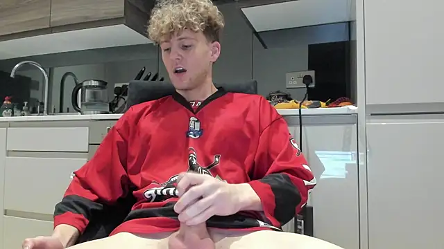 Snapshot of DominantAlex18 chatting on 11/07/25, 02:11 DominantAlex18 online show from 11/07/25, 02:11