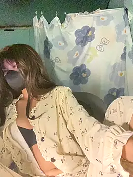 Snapshot of Fin-xinh18 chatting on 10/18/25, 03:13 Fin-xinh18 online show from 10/18/25, 03:13