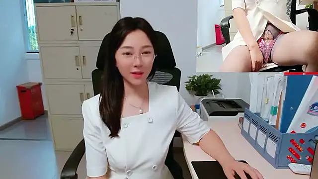 Snapshot of OL-Lily chatting on 09/19/25, 01:29 OL-Lily online show from 09/19/25, 01:29