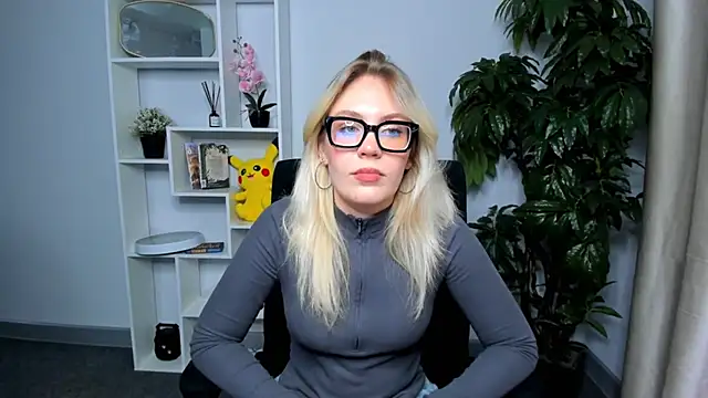 Snapshot of GraceCaldwell chatting on 10/23/25, 12:04 GraceCaldwell online show from 10/23/25, 12:04