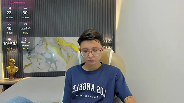 Snapshot of SantiagoRusso18 chatting on 10/05/25, 12:36 SantiagoRusso18 online show from 10/05/25, 12:36