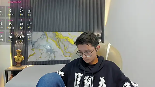 Snapshot of SantiagoRusso18 chatting on 10/06/25, 12:35 SantiagoRusso18 online show from 10/06/25, 12:35