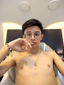 Snapshot of SantiagoRusso18 chatting on 10/07/25, 03:20 SantiagoRusso18 online show from 10/07/25, 03:20