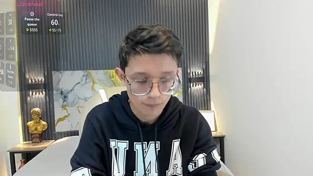 Snapshot of SantiagoRusso18 chatting on 10/09/25, 01:09 SantiagoRusso18 online show from 10/09/25, 01:09