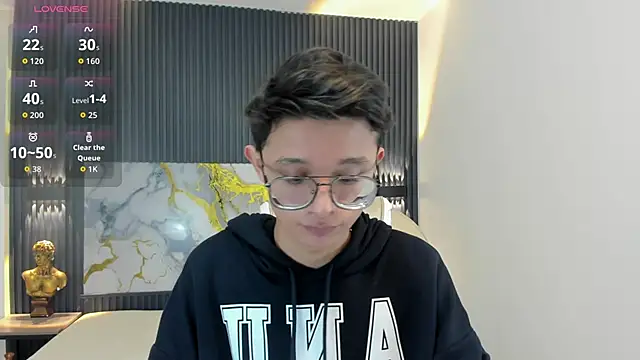 Snapshot of SantiagoRusso18 chatting on 10/10/25, 12:37 SantiagoRusso18 online show from 10/10/25, 12:37