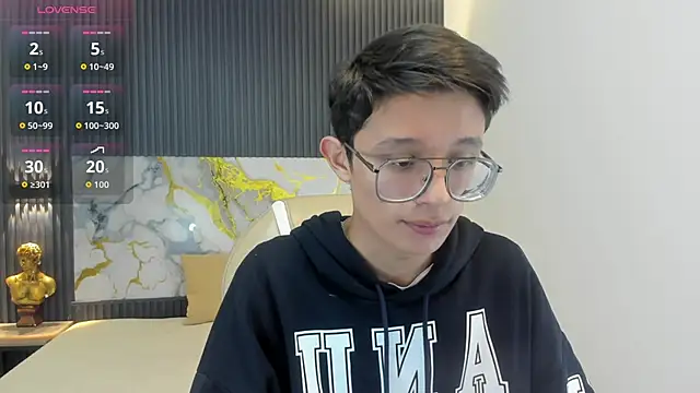 Snapshot of SantiagoRusso18 chatting on 10/11/25, 01:31 SantiagoRusso18 online show from 10/11/25, 01:31