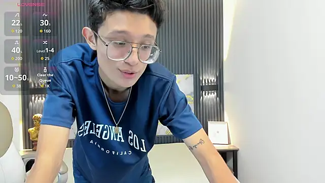 Snapshot of SantiagoRusso18 chatting on 10/12/25, 01:10 SantiagoRusso18 online show from 10/12/25, 01:10