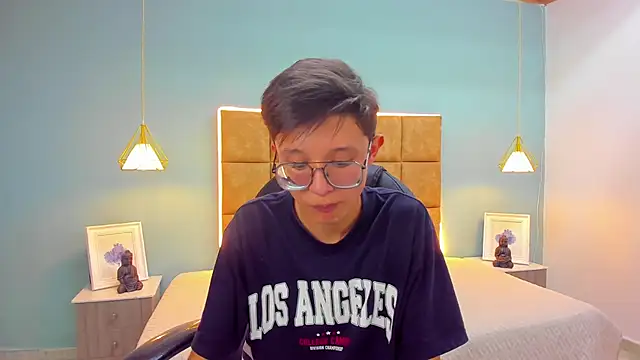 Snapshot of SantiagoRusso18 chatting on 10/14/25, 09:04 SantiagoRusso18 online show from 10/14/25, 09:04