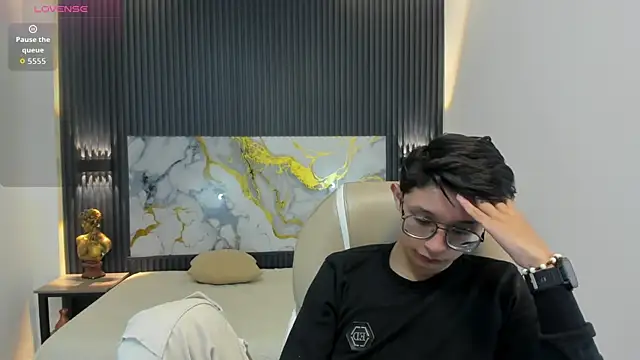 Snapshot of SantiagoRusso18 chatting on 10/15/25, 12:05 SantiagoRusso18 online show from 10/15/25, 12:05