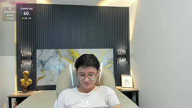 Snapshot of SantiagoRusso18 chatting on 10/17/25, 12:08 SantiagoRusso18 online show from 10/17/25, 12:08