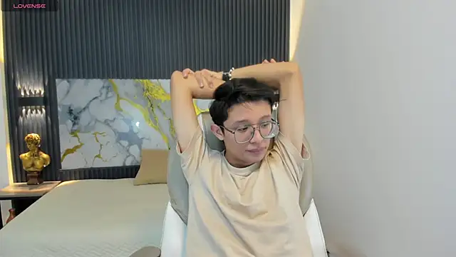 Snapshot of SantiagoRusso18 chatting on 10/18/25, 12:06 SantiagoRusso18 online show from 10/18/25, 12:06