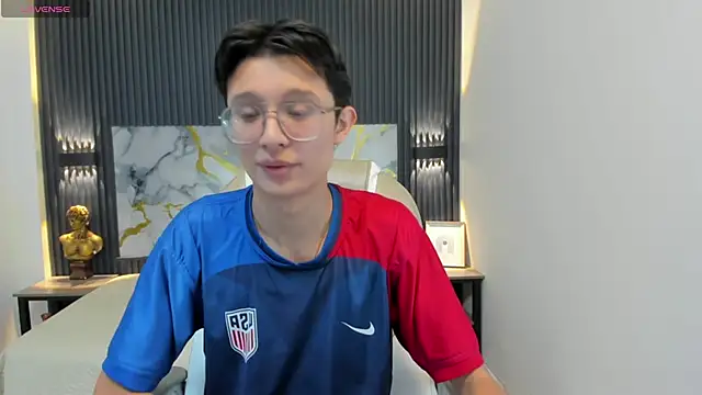 Snapshot of SantiagoRusso18 chatting on 10/19/25, 01:01 SantiagoRusso18 online show from 10/19/25, 01:01