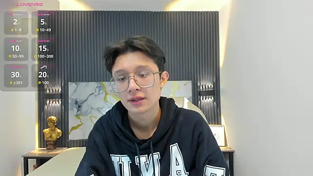 Snapshot of SantiagoRusso18 chatting on 10/20/25, 12:38 SantiagoRusso18 online show from 10/20/25, 12:38