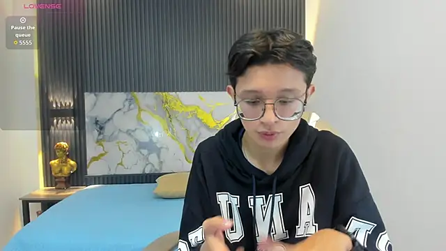 Snapshot of SantiagoRusso18 chatting on 10/22/25, 12:05 SantiagoRusso18 online show from 10/22/25, 12:05