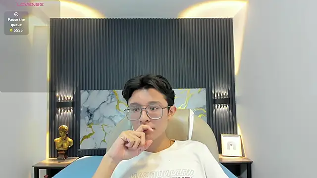 Snapshot of SantiagoRusso18 chatting on 10/24/25, 12:01 SantiagoRusso18 online show from 10/24/25, 12:01