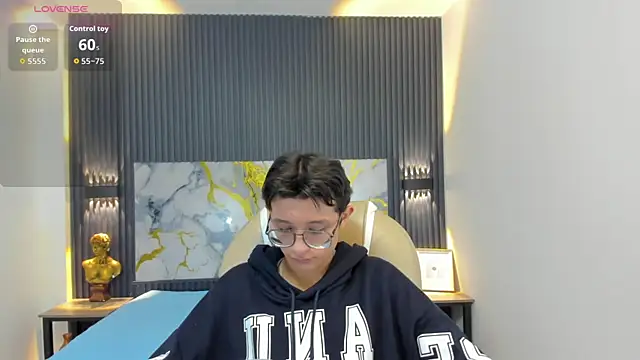 Snapshot of SantiagoRusso18 chatting on 10/25/25, 12:02 SantiagoRusso18 online show from 10/25/25, 12:02