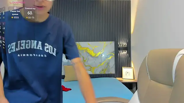 Snapshot of SantiagoRusso18 chatting on 10/26/25, 12:44 SantiagoRusso18 online show from 10/26/25, 12:44