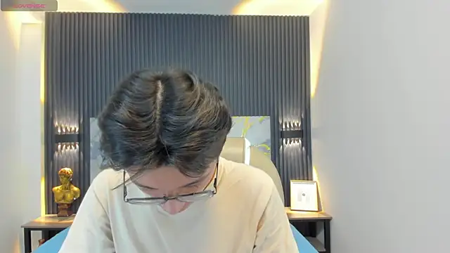 Snapshot of SantiagoRusso18 chatting on 10/28/25, 02:31 SantiagoRusso18 online show from 10/28/25, 02:31