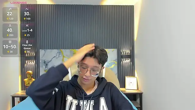 Snapshot of SantiagoRusso18 chatting on 10/29/25, 12:07 SantiagoRusso18 online show from 10/29/25, 12:07