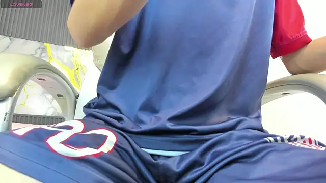 Snapshot of SantiagoRusso18 chatting on 11/05/25, 12:38 SantiagoRusso18 online show from 11/05/25, 12:38