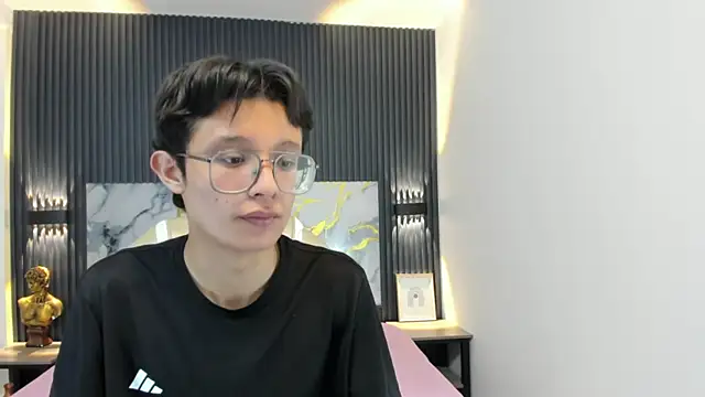 Snapshot of SantiagoRusso18 chatting on 11/10/25, 01:32 SantiagoRusso18 online show from 11/10/25, 01:32