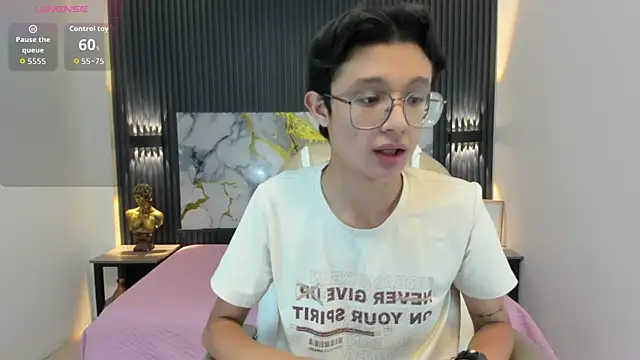 Snapshot of SantiagoRusso18 chatting on 11/11/25, 01:11 SantiagoRusso18 online show from 11/11/25, 01:11