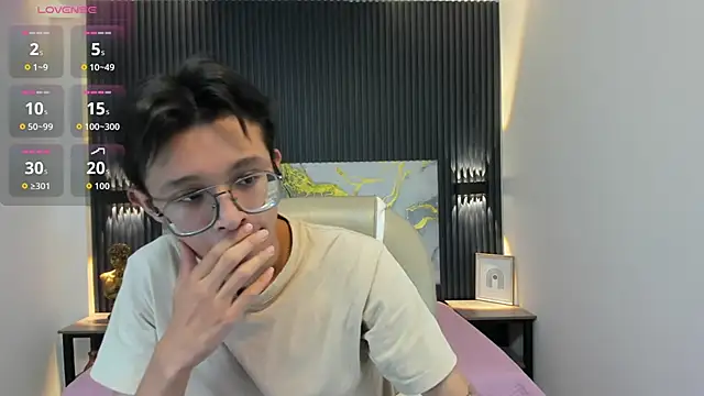 Snapshot of SantiagoRusso18 chatting on 11/14/25, 12:15 SantiagoRusso18 online show from 11/14/25, 12:15