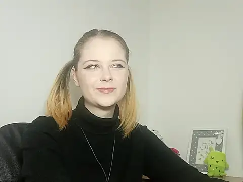 Snapshot of LydiaYoung chatting on 10/02/25, 06:15 LydiaYoung online show from 10/02/25, 06:15