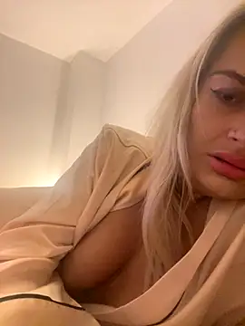 Snapshot of Seductive-SkyeXXX chatting on 09/18/25, 10:34 Seductive-SkyeXXX online show from 09/18/25, 10:34