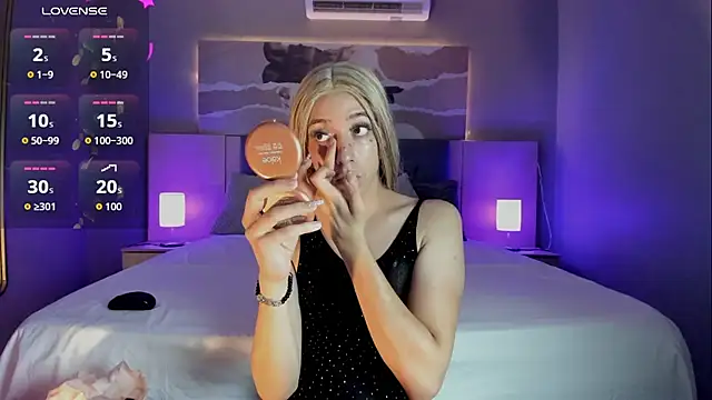 Snapshot of Isabella_glam chatting on 10/07/25, 07:00 Isabella glam online show from 10/07/25, 07:00