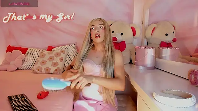 Snapshot of Isabella_glam chatting on 10/13/25, 07:03 Isabella glam online show from 10/13/25, 07:03