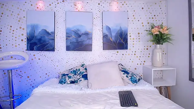 Snapshot of Emily_Vaughan chatting on 11/12/25, 03:29 Emily Vaughan online show from 11/12/25, 03:29