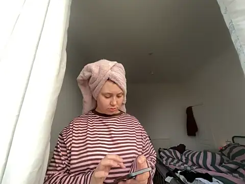 RoseMaee online show from 11/22/25, 11:09