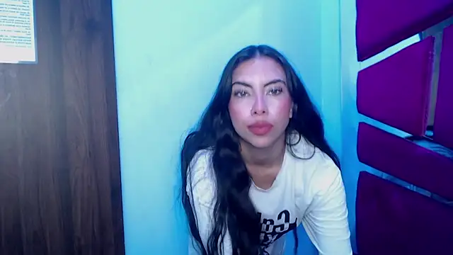 Snapshot of Alana_Hott_ chatting on 09/20/25, 05:30 Alana Hott  online show from 09/20/25, 05:30