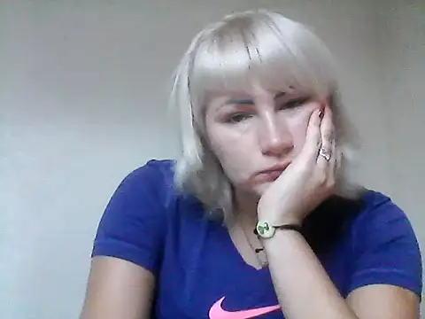 Snapshot of LallyLoveXx chatting on 09/18/25, 11:23 LallyLoveXx online show from 09/18/25, 11:23