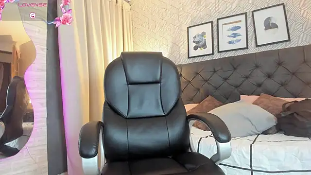 sophie  blare online show from 09/27/25, 08:03