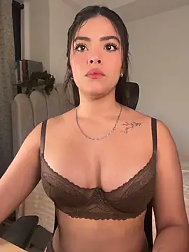 Snapshot of Sara-Evans chatting on 11/13/25, 12:20 Sara-Evans online show from 11/13/25, 12:20