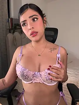 Snapshot of Sara-Evans chatting on 11/17/25, 12:38 Sara-Evans online show from 11/17/25, 12:38