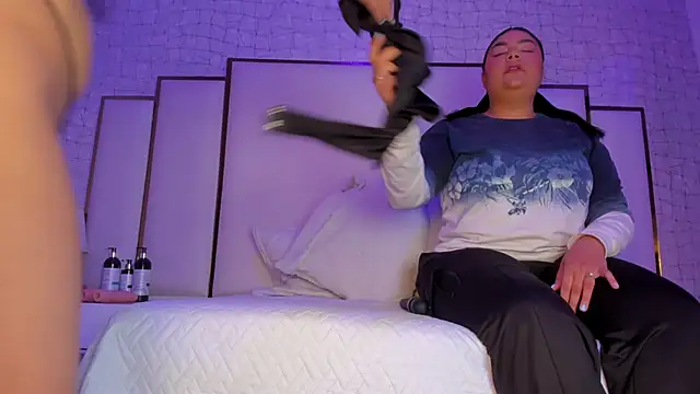 Snapshot of Mia_and_lexy chatting on 11/12/25, 02:45 Mia and lexy online show from 11/12/25, 02:45