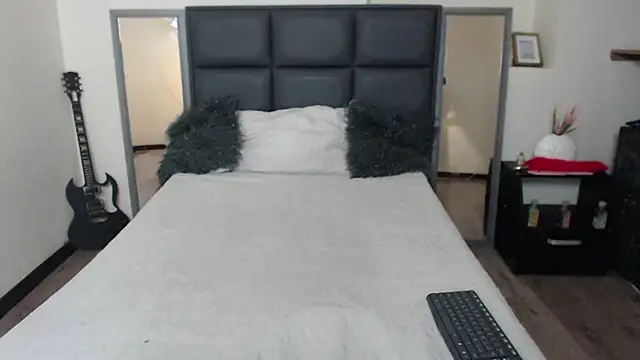 Snapshot of Isabella_Diamon chatting on 11/19/25, 01:49 Isabella Diamon online show from 11/19/25, 01:49