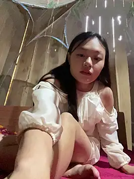 Snapshot of mai-xinh chatting on 10/18/25, 11:27 mai-xinh online show from 10/18/25, 11:27