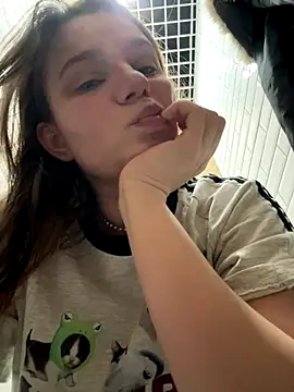 Snapshot of MiniVi chatting on 10/08/25, 05:49 MiniVi online show from 10/08/25, 05:49